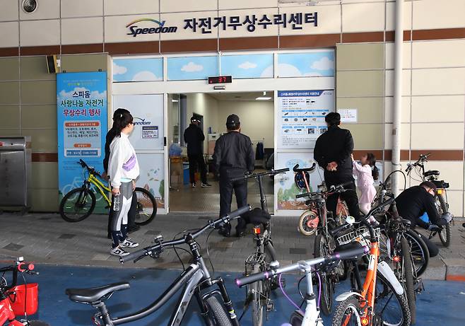 광명스피돔 자전거 무상수리센터에 방문한 시민들이 자전거 수리를 위해 접수를 진행하고 있다. 사진제공=건전홍보팀