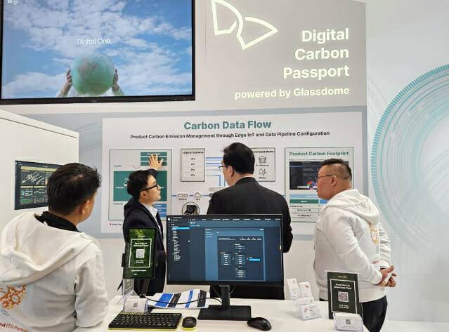 지난달 22일부터 26일까지 독일에서 개최된 제조업 분야 세계 최대 규모 전시회인 '하노버 산업전'에서 SK C&C 직원이 '디지털 탄소 여권 플랫폼'을 설명하고 있는 모습 (사진=SK C&C)