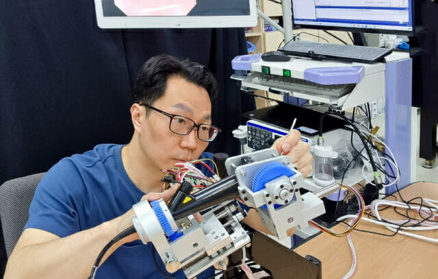 한국기계연구원 김기영 책임연구원이 기관지 내시경 로봇시스템을 점검하고 있다.(사진=기계연구원)