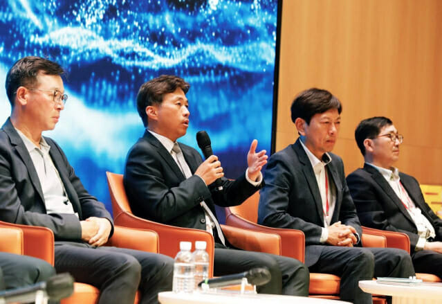 (왼쪽부터) 김주선 사장(AI Infra 담당), 곽노정 대표이사 사장, 안현 부사장(N-S Committee 담당), 김우현 부사장(CFO).(사진=SK하이닉스)