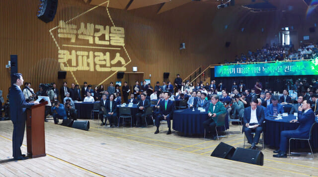 안덕근 산업통상자원부 장관이 2일 서울시청 다목적홀에서 열린 '기후위기 대응을 위한 녹색건물 컨퍼런스'에서 축사를 하고 있다.