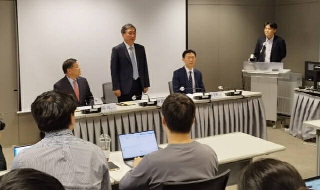 2일 차담회 시작 전 인사하는 윤영빈 우주항공청 청장 내정자.