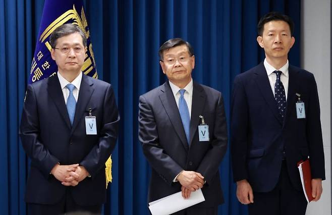 우주항공청 초대 청장에 내정된 윤영빈 서울대 항공우주공학과 교수(왼쪽부터), 우주항공청 1급 우주항공임무본부장에 내정된 존 리 전 미국 항공우주국(NASA) 고위 임원, 우주항공청 차장에 내정된 노경원 과학기술정보통신부 연구개발정책실장이 지난달 24일 서울 용산 대통령실 청사에서 열린 인사브리핑에 참석해 성태윤 대통령실 정책실장의 발언을 듣고 있다. [이미지출처=연합뉴스]