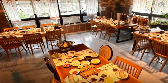 A씨가 미리 세팅해둔 식당 밑반찬 모습. [이미지출처=JTBC '사건반장' 방송화면 캡처]