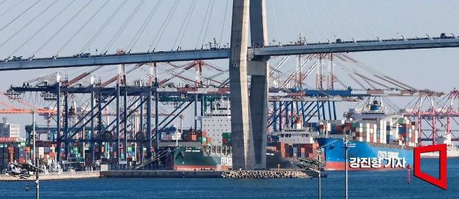 부산 북항에 수출용 컨테이너가 선박에 선적돼 있다. 사진=강진형 기자aymsdream@