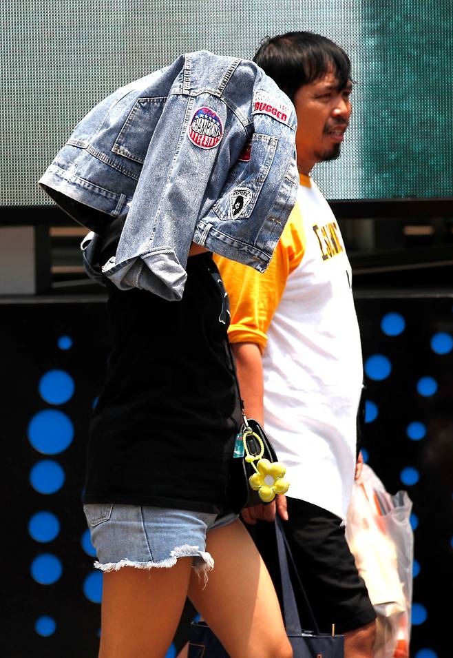 1일 태국 방콕 거리에서 시민들이 자신의 옷으로 뜨거운 태양을 가리며 걸어가고 있다.  /EPA 연합뉴스