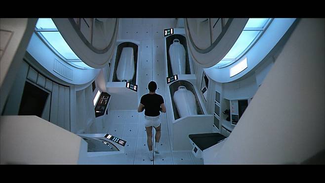 영화 '2001: 스페이스 오디세이'에서 회전하는 원형 우주정거장 안에서 달리기를 하는 모습. 원통이 회전하면서 인공 중력을 구현했다./워너 브러더스