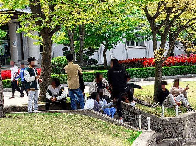지난 26일 강원도 고성군의 한 대학교에서 유학생들이 대화를 나누고 있다. /홍다영 기자