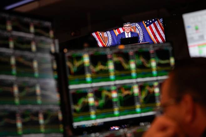 뉴욕증권거래소(NYSE) 입회장 화면에 제롬 파월 연준 의장이 기자회견하는 모습이 나타나 있다. /AP