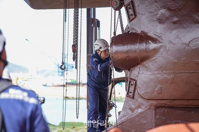 한국해양교통안전공단 검사원이 선박 검사를 하고 있다. ⓒ한국해양교통안전공단