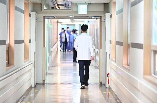 광주 동구 전남대학교병원에서 의료진이 복도를 오가고 있다.ⓒ뉴시스