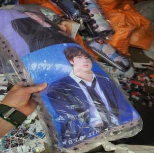 특허청 상표경찰이 서울 명동에서 집중 단속을 벌여 압수한 K팝 그룹의 위조상품.



특허청 제공