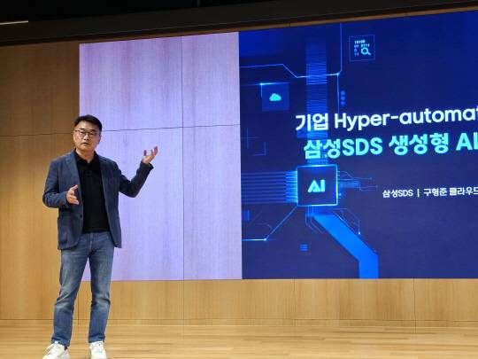 구형준 삼성SDS 부사장이 2일 잠실캠퍼스에서 열린 미디어데이에서 생성형AI 서비스 플랫폼 '패브릭스'에 대해 설명하고 있다. 팽동현 기자