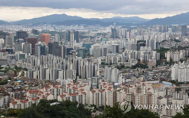 서울 인왕산에서 바라본 서울 시내 아파트와 주택가 모습. 연합뉴스