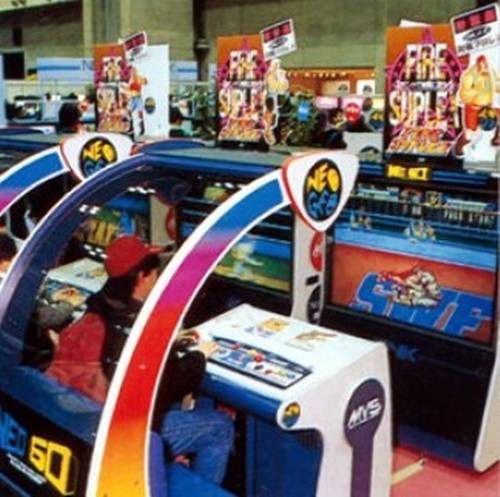 (이런 형태의 네오지오 게임기도 존재했다.. 물론 실제로 본적은 없다..)