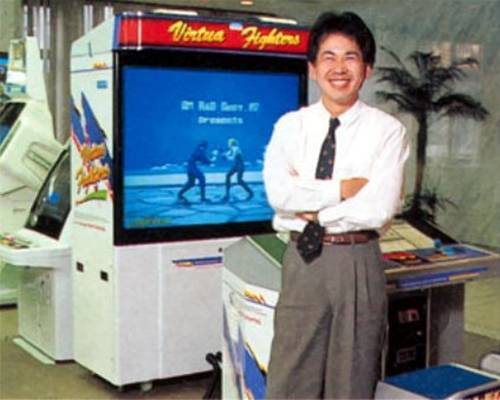 (대형 체감형 게임기라면 빼놓을 수 없는 세가 메가로 50. 사진의 인물은 버추어파이터의 창시자인 스즈키 유의 어린 시절)