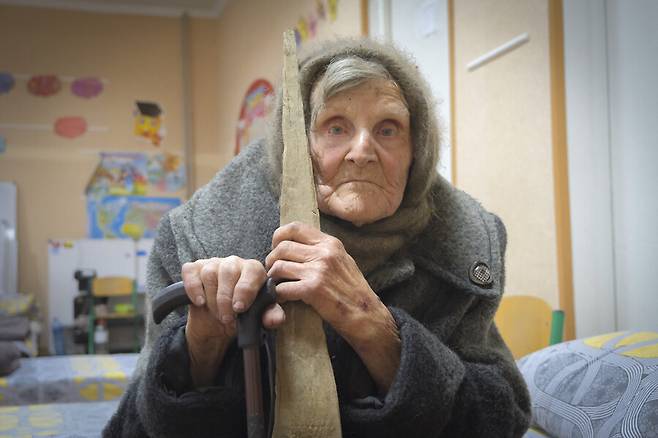지난달 26일(현지시각) 우크라이나 도네츠크주의 한 마을에서 홀로 걸어 탈출에 성공한 98살 리디아 스테파니우나 로미코우스카. 리디아는 슬리퍼를 신은 채 지팡이와 나무 조각에 몸을 의지해 이동했다. AP 연합뉴스