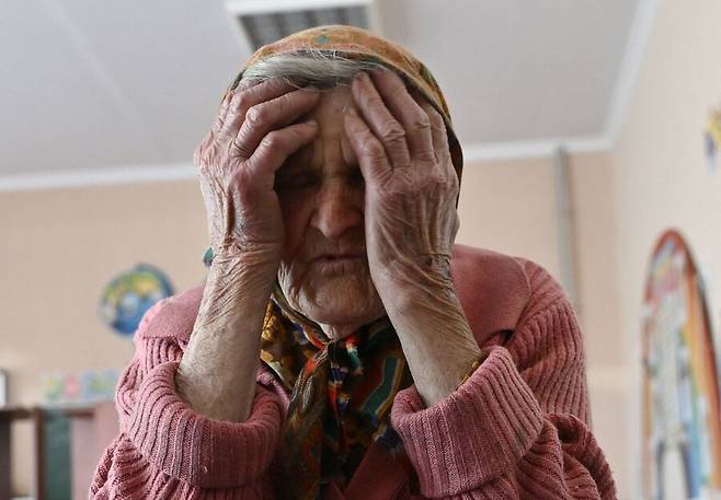 우크라이나 도네츠크주의 한 마을에서 홀로 걸어 탈출에 성공한 98살 리디아 스테파니우나 로미코우스카가 지난달 28일(현지시각) 포크로우스크의 보호소에 앉아 있다. AP 연합뉴스
