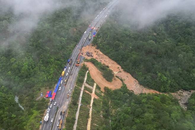 1일 중국 광둥성 메이저우시 다부현의 고속도로 차선 한편이 무너져 있는 모습. 메이저우/AFP 연합뉴스