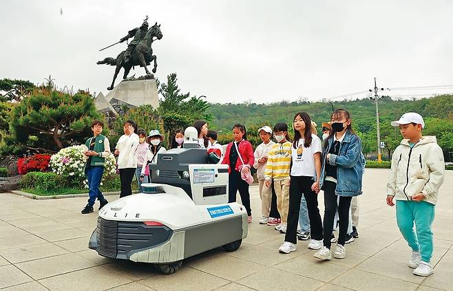 4월25일 관악구 낙성대공원에 체험학습을 나온 청룡초등학교 학생들이 자율주행 문화 해설 로봇 ‘골리’를 따라 이동하고 있다.