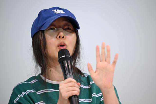 민희진 어도어 대표가 올해 초 모회사 하이브와의 주주간계약 재협상 과정에서 대표 이사 본인 단독으로 그룹 뉴진스의 전속계약을 해지할 수 있게 하는 권한을 요구한 것으로 알려진 가운데, 민 대표 측이 "소속 아티스트에 대한 계약해지권한 요구는 독립적인 레이블 운영을 위한 요청사항이었다"라고 주장했다. 박시몬 기자 simon@hankookilbo.com