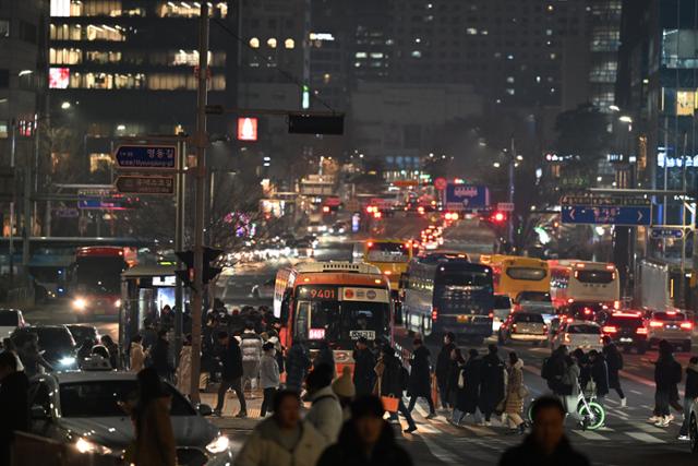 1월 10일 서울 명동 국민권익위원회 사무실 앞 도로에서 광역버스를 이용하려는 시민들이 버스를 기다리고 있다. 서재훈 기자
