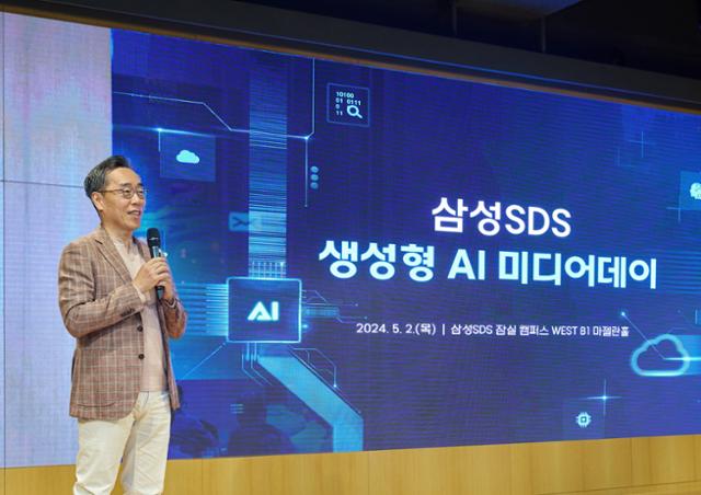 황성우 삼성SDS 대표가 2일 서울 송파구 삼성SDS 잠실캠퍼스에서 열린 미디어데이에서 생성형 인공지능 서비스를 소개하고 있다. 삼성SDS 제공