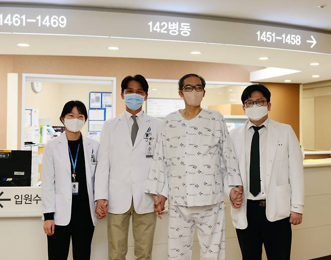 세브란스병원 민은기, 한기창, 이재근 교수(왼쪽부터)가 정민수 씨와 사진 촬영을 하고 있다./세브란스병원 제공