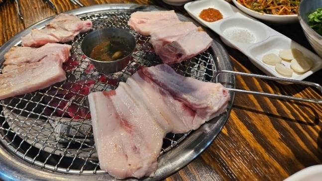 '장어인지? 고기인지?' 한 소비자가 전날(1일) 제주에서 "비계 테러를 당했다"며 온라인에 올린 고기 사진 (사진, 온라인 커뮤니티 갈무리)