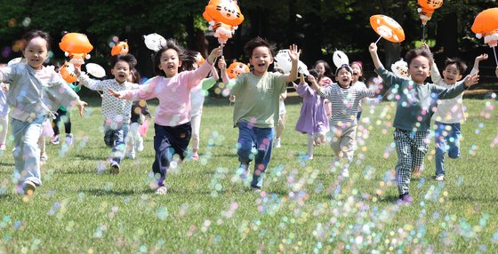 2일 서울 송파구 올림픽공원 한성백제박물관에서 열린 어린이날 맞이 야외 학습에서 어린이들이 뛰어 놀며 즐거운 시간을 보내고 있다. 뉴스1