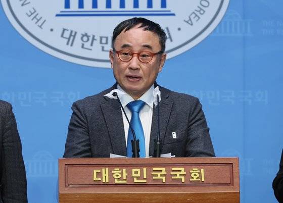 개그맨 서승만씨가 지난달 20일 국회 소통관에서 제22대 총선 더불어민주당 비례대표 후보 도전 기자회견을 하고 있다. 연합뉴스