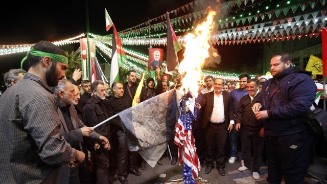 지난 4월 1일, 이스라엘군이 시리아 다마스쿠스 주재 이란 영사관 건물을 미사일로 타격한 뒤, 이란 테헤란에서 일어난 시위에서 시위대가 미국 국기를 불태우고 있다.   (사진=AFP/연합뉴스)