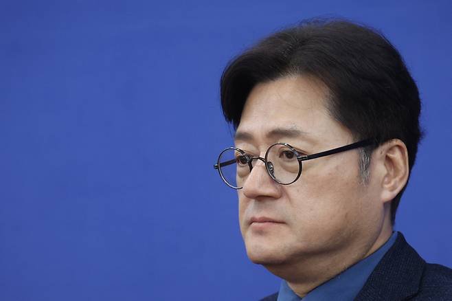 홍익표 더불어민주당 원내대표가 2일 국회에서 열린 정책조정회의에 참석해 있다. 연합뉴스