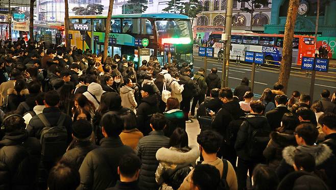 지난 1월 서울 명동에서 시민들이 퇴근하기 위해 버스를 기다리고 있다. 연합뉴스