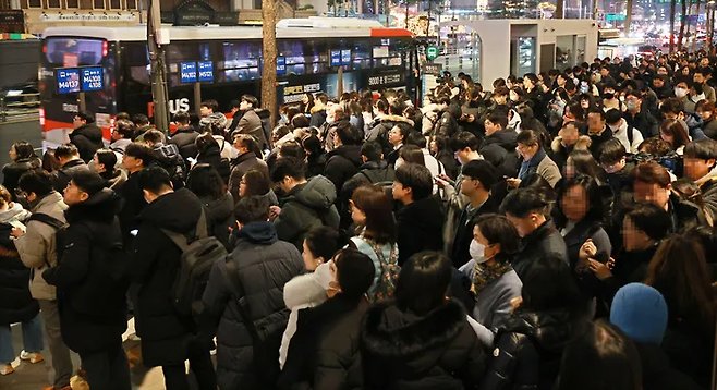 서울 명동에서 시민들이 퇴근을 하기 위해 버스를 기다리고 있다. 연합뉴스