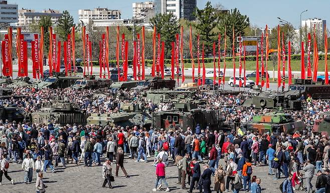 1일(현지시간) 러시아 모스크바에서 열린 전시 ‘러시아 군대의 트로피’에 관람객들이 몰려 있다. EPA연합뉴스