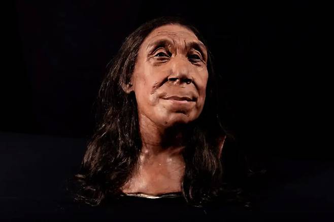 7만5000여년전 지구에 살던 네안데르탈인 구현에 성공한 영국 케임브리지대 연구진이 공개한 복원 모형.  BBC방송화면 갈무리