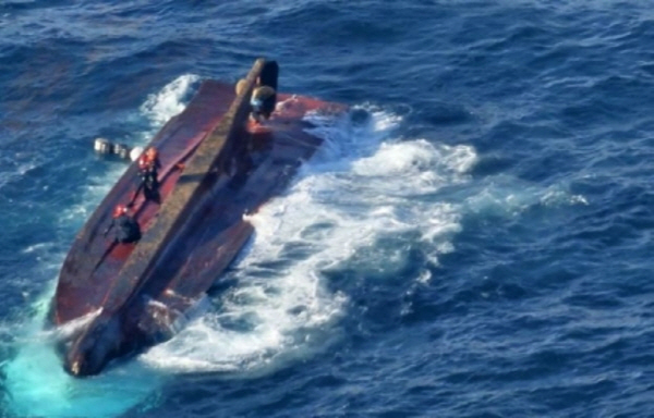 지난 3월 경남 통영시 욕지도 인근에서 전복된 선박. 연합뉴스