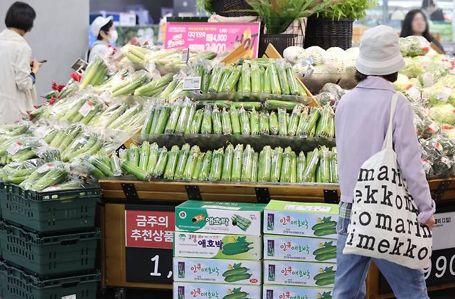A person shops for groceries at a supermarket in central Seoul, Thursday. (Yonhap)