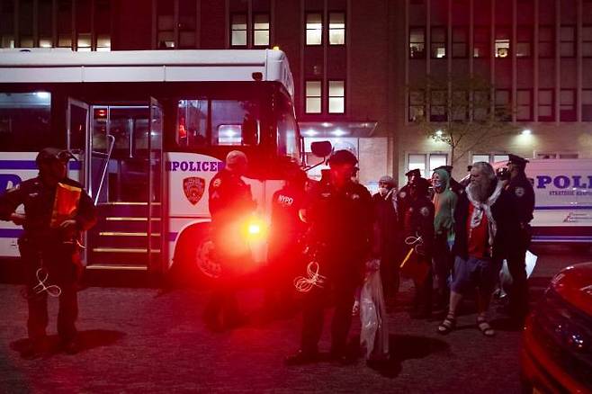 컬럼비아대 시위대를 진압하는 뉴욕 경찰. AP,연합뉴스