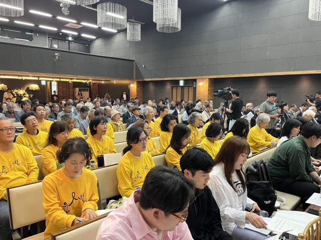 '한국교회 인권운동 50년 감사예배' 참석자들이 2일 서울 종로구 한국기독교연합회관에서 찬양하고 있다.