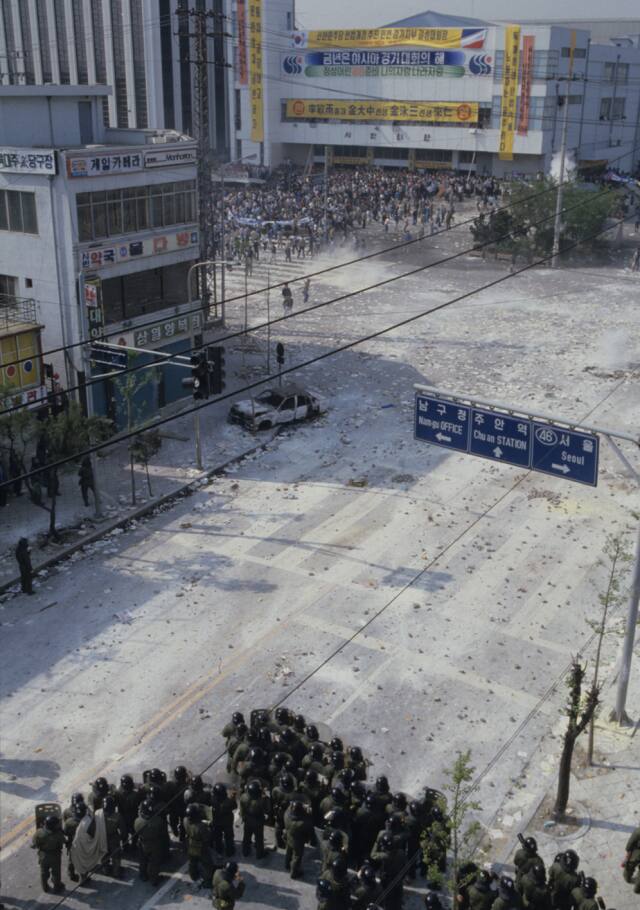 지난 1986년 5월3일 인천 미추홀구(옛 남구) 시민회관 앞에서 시위대와 경찰이 대치 중인 모습. 민주화운동기념사업회 제공