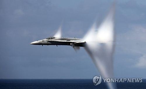 음속 돌파하는 F/A-18C 호넷 전투기. 초음속 비행에서 발생하는 폭발음으로도 공중음파가 감지된다.[연합뉴스]