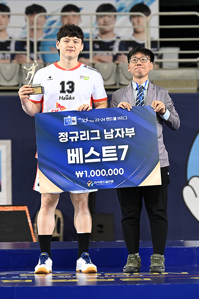 남자부 베스트 레프트백 수상하는 SK호크스 이현식. 사진=한국핸드볼연맹 제공