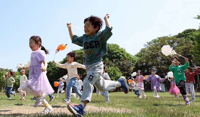 2일 서울 송파구 올림픽공원에서 열린 어린이날 맞이 야외 학습에서 어린이들이 뛰어 노는 모습. /사진=뉴스1