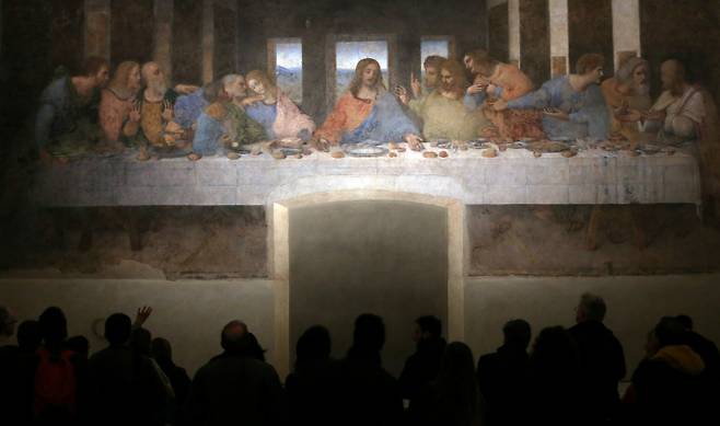 레오나르도 다빈치는 본격적인 화가 활동을 시작하면서 대표작인 '최후의 만찬'을 그렸다. 사진은 지난 2016년 11월16일(현지시각) 이탈리아 밀라노 산타 마리아 델레 그라치에 교회 벽에 전시된 다빈치의 '최후의 만찬'을 바라보는 관람객의 모습. /사진=로이터