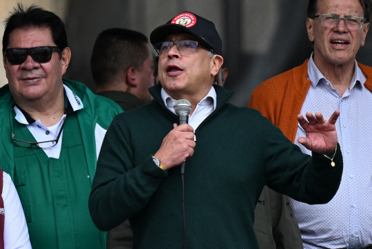 구스타보 페트로 콜롬비아 대통령이 1일 보고타에서 열린 노동자의 날 집회에서 이스라엘과 단교를 선언하고 있다. AFP 연합뉴스