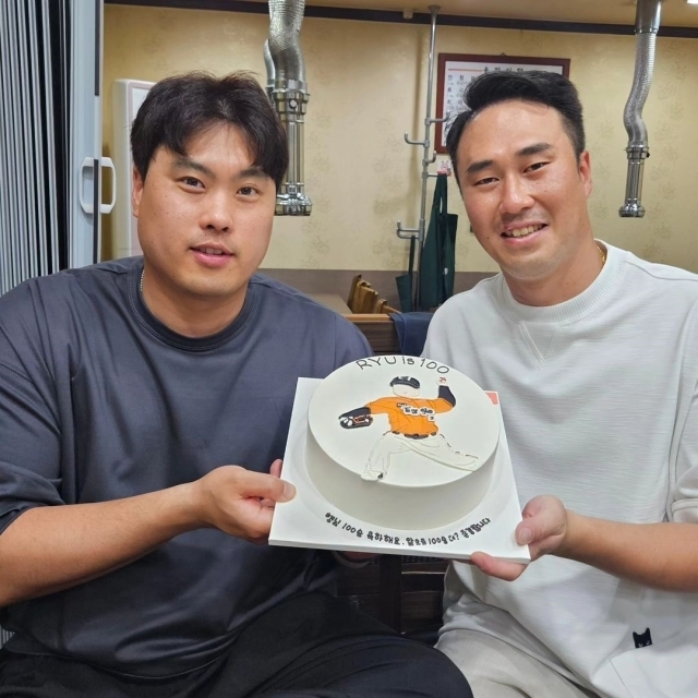 한화 이글스 장민재가 류현진에게 100승 기념 케이크를 선물했다./99코퍼레이션
