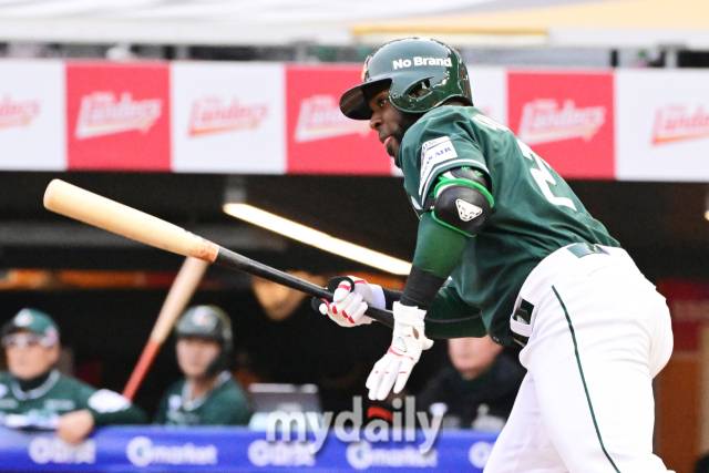 2024년 4월 19일 인천SSG랜더스필드에서 진행된 '2024 신한 SOL 뱅크 KBO 리그' LG-SSG의 경기. SSG 에레디아가 1회말 무사 1,2루에서 적시타를 때린 뒤 기뻐하고 있다./마이데일리