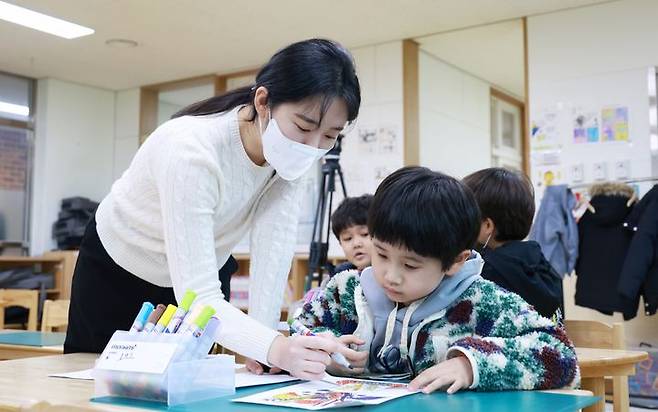 [대구=뉴시스] 2일 서울시교육청 산하 남부교육지원청은 서울시 거점 4호 키움센터(키움센터)와 연계한 지역연계형 늘봄학교를 이날부터 시행한다고 밝혔다. 사진은 지난 3월 대구삼영초등학교 늘봄학교 수업 시연이 진행되는 모습. (사진=교육부 제공). 2024.03.31. photo@newsis.com *재판매 및 DB 금지